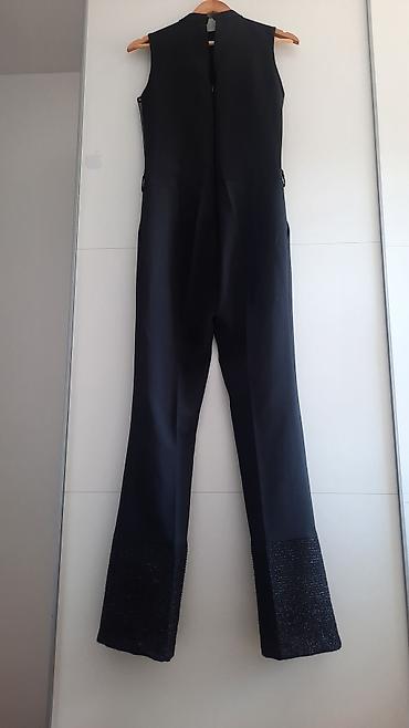 Kombinezoni: Elegantni crni ženski kombinezon bez rukava NACO,br.38 - Kroj: ravne — 2