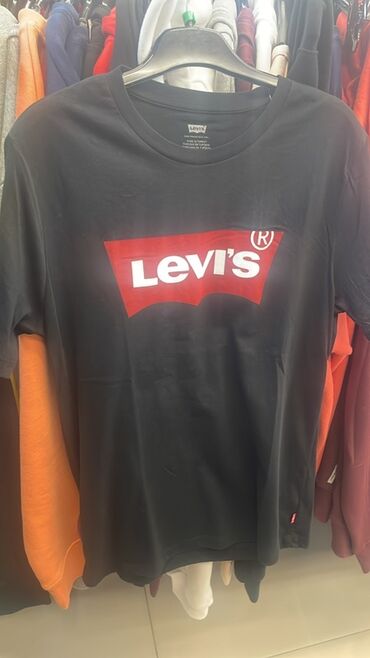 черная мужская футболка без рисунка: Черная футболка Levi's с короткими рукавами и круглым вырезом. Спереди