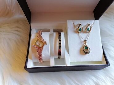 Setovi nakita: Cena 2100din
Bez kutije ide — 1