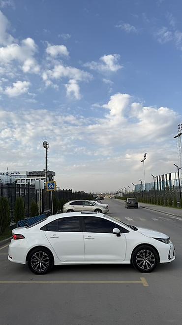 100: Toyota Corolla: 2020 г., 1.8 л, Вариатор, Гибрид, Седан — 4