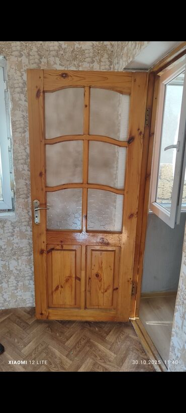 çeşqa şəkilləri: Taxta şüşəli otaq qapısı - Material: təbii şam ağacı (laklı). -