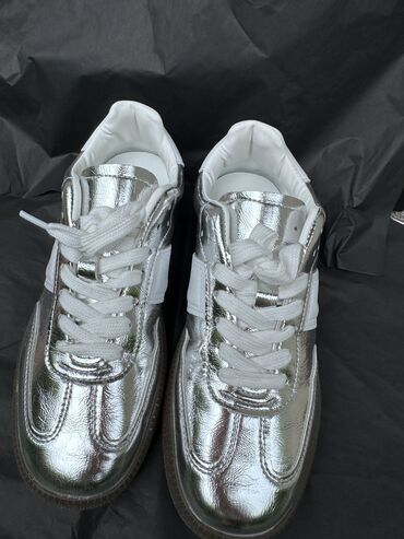 Кроссовки и спортивная обувь: Продаю новые кеды в серебристом цвете. Размер: 37