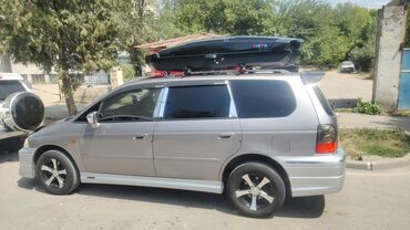ош машиналар: Минивэн Honda Odyssey серого цвета с обвесом. На крыше установлен