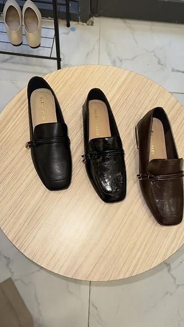Qadın loaferləri – klassik kvadrat burunlu, alçaq dabanlı - Material