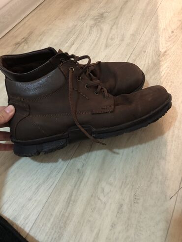 Мужская обувь: Чёрные берцы мужские, коричные мужские, беж женские 500 сом