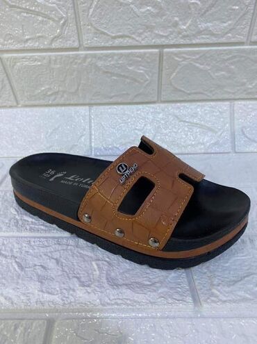 Papuče: Nova kolekcija
1600din.
36-40 — 11