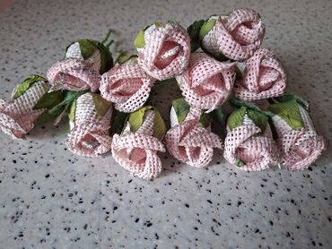 Süni güllər: Dekorativ mini çiçək dəstəsi – toxuma fakturalı qızılı simli parıltılı — 1