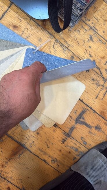 Süni güllər: Müxtəlif rənglərdə və teksturalarda mövcud olan döşəmə nümunələrinin — 17