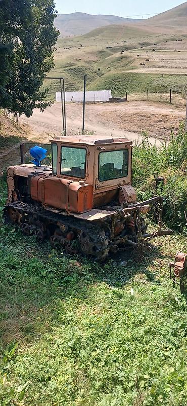 traktor disqisi: Paletli traktor – DT-75 (sovet istehsalı) traktor DT-75. Etrafli — 8