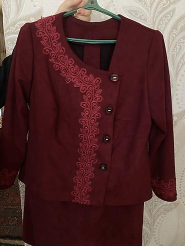 koja pencek: Bordo rəngli qadın kostyumu – pencək və ətək dəstı. Xüsusiyyətlər: - — 1