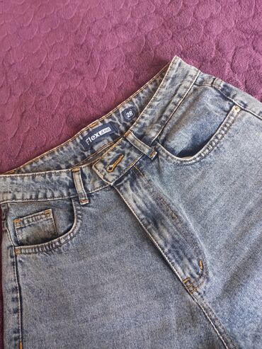 Cinslər: Flex Jeans markalı, açıq mavi rəngdə, 28 ölçülü cins şalvar. Gündəlik