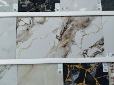 Кафель и метлах: Mərmər effektli keramika plitəsi. Ağ fonda qızılı və qəhvəyi damarlar