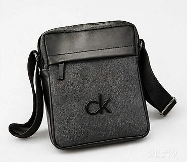 premiata teget: Muška crossbody torbica, kompaktnih dimenzija 20 × 18 cm. - — 1