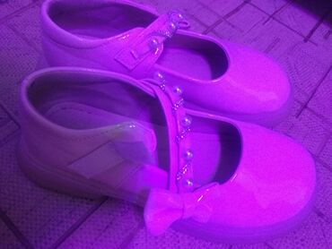 зимние обувь мужская: Продается в отоичном состоянии обувь для девочек. 300с