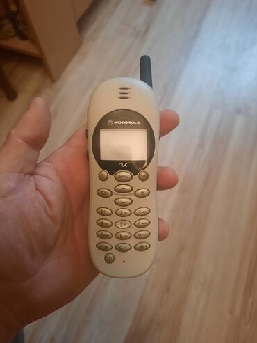 Umetnost i kolekcionarstvo: Stari,retro mobilni telefon Motorola - sivi. Nepoznato stanje. Nema