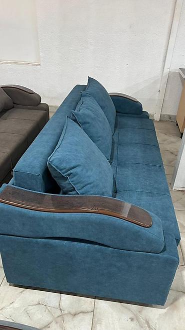 sofa: Прямой диван с подлокотниками под дерево и объемными подушками длина — 10