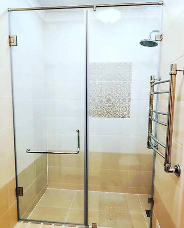 Душевые перегородки и ограждения: Прямая душевая перегородка в нишу в основном заказывается с фурнитурой — 2