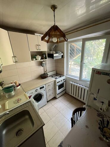 квартира без хозяен: 3 комнаты, 58 м², 104 серия, 1 этаж, Старый ремонт