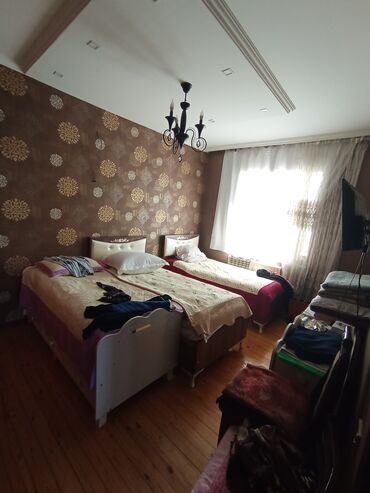 Həyət evləri və villaların satışı: Satılır: həyət evi 3 sotun içində 8 daş kürsülü 3 otaqlı təmirli sənət — 9