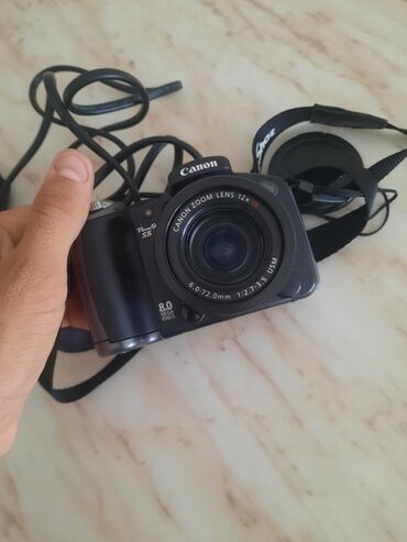 Canon PowerShot S5 IS rəqəmsal kamera. Bu kompakt kamera Canon Zoom