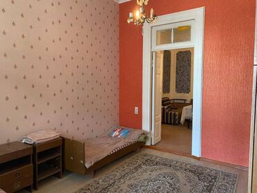 Uzunmüddətli kirayə mənzillər: Nizami metrosunun çıxışında 2 mertebeli binanın 2-ci mərtəbəsində — 5