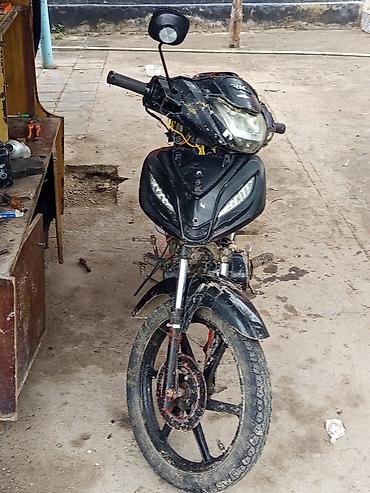 2 el traktor: Qara rəngli moped/skuter tipli motosiklet. Şəhərdaxili və qısa — 2