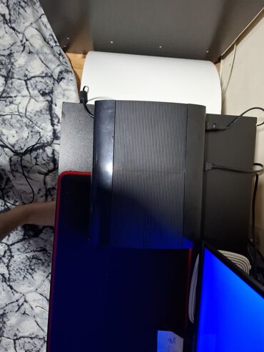 usisivač na vodu gorenje: Crna Sony PlayStation 3 konzola. Konzola je pogodna za igranje igrica