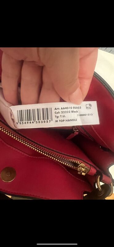 Çantalar: Temiz deridi. Bezi yerlerinde atma var, istifadeye engel deyil. Xahish — 8