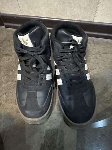 Krasofkalar və idman ayaqqabıları: İçi mexli Qara rəngli Adidas kişi/kadın idman ayaqqabısı – yüksəkboğaz — 1