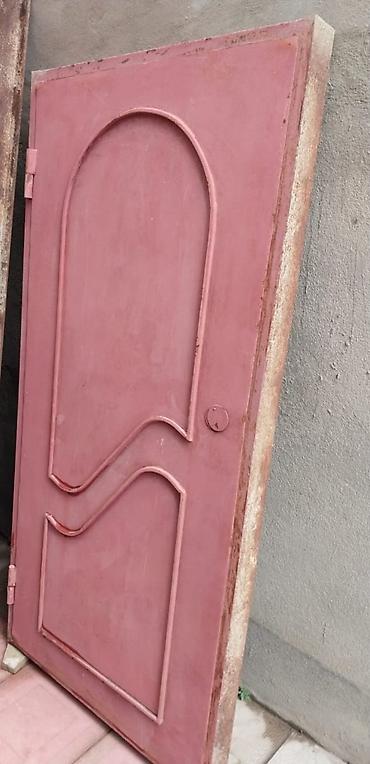 köhnə dəmir qapı: Arxalı və həndəsi naxışlı metal qapı. Bu qırmızımtıl rəngli metal — 1