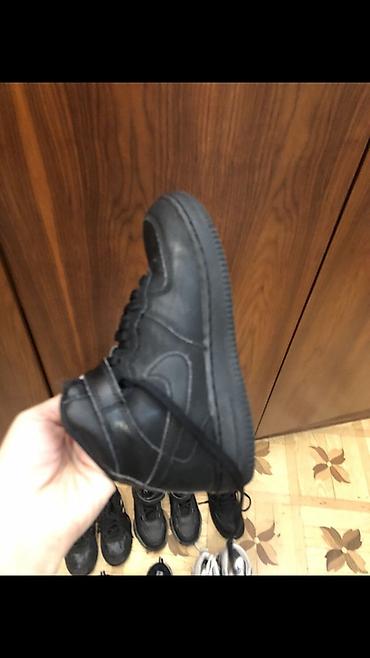 bas ortusu: Nike Air Force 1 Mid – tam qara rəng - Model: AF1 Mid (orta boğaz) - — 5