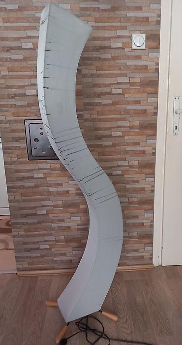 ljubicaste stvari: Podna lampa visine 154cm,metalna konstrukcija,2 lampe,drveni — 1