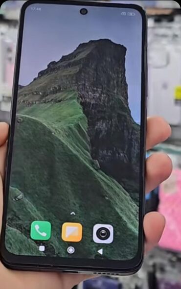 Kimya: Ön tərəfində punch-hole kamera dizaynına malik qara rəngli smartfon