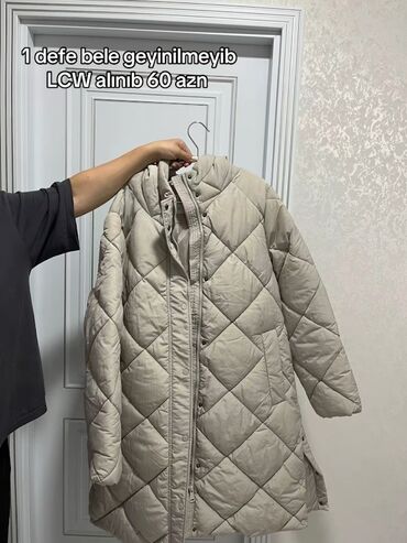 женское пальто с капюшоном: LC Waikiki qadın şişmə palto - Rəng: açıq bej - Uzun model, romb