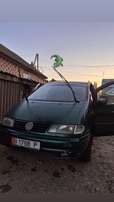 хоба машина: Минивэн Volkswagen Sharan зеленого цвета, оснащенный передним