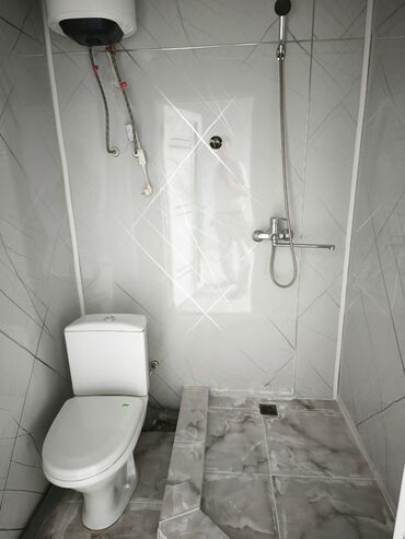 Долгосрочная аренда домов: Сдается квартира, 2 комнаты, душ, гор. вода, с/узел. Земельный дом — 10