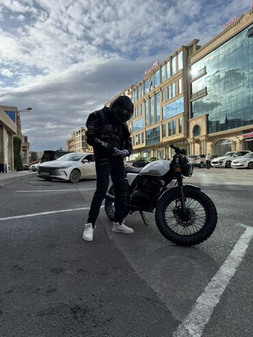 Motosikletlər: Scrambler/Cafe Racer üslubunda xüsusi yığılmış motosiklet — 3