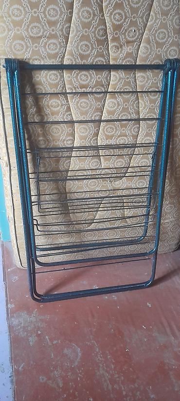 Quruducular: Metall paltarqurudan asılqan/stend - Material: möhkəm metal boru və — 2