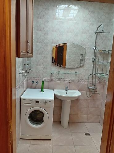 Köhnə tikili: 1 - ci məhəllə 4/2 - mərtəbəsində 3 otaqlı yol qırağı kombisi var polı — 10