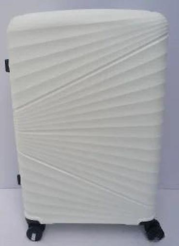 Putni koferi i torbe: === PART 1: TEXTUAL DESCRIPTION === Set od tri bela kofera sa tvrdim — 24