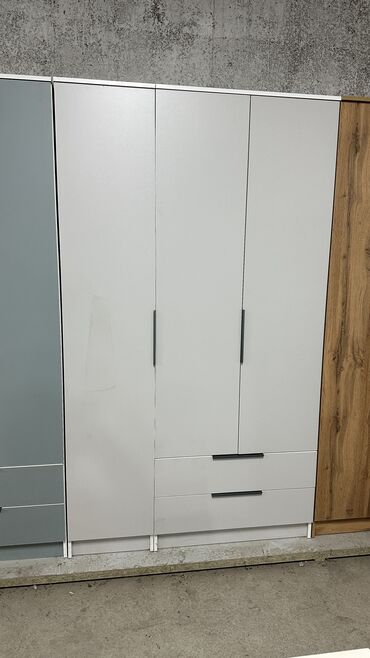 Шкафы для одежды: Качество на первом месте! Прослужит вам долгие годы! Трехдверный шкаф — 16