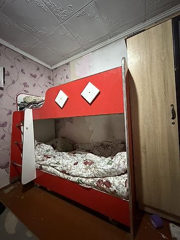 офисный столы: Двухъярусная детская кровать, Б/у, ЛДСП, цвет - Красный — 2