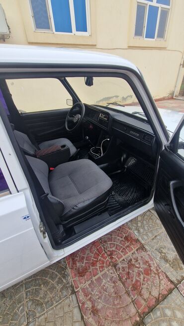 VAZ (LADA): VAZ 2107 sedan Xüsusiyyətlər: - Kuzov: 4 qapılı sedan, ağ rəng - — 16