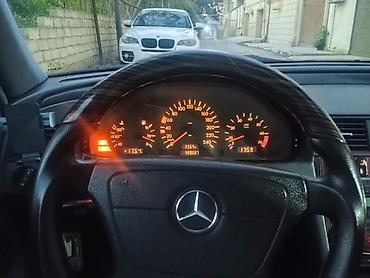 w202 on şuşə: Mercedes-Benz C‑Class (W202) sedan - Kuzov: qara rəng, 4 qapılı sedan — 8