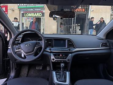 elantra qapı: Hyundai Elantra sedan – qara rəng, 4 qapı, AZ nömrə nişanı. Şəhər üçün — 4