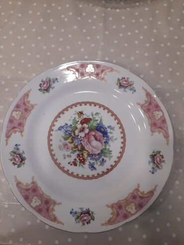 Termoqablar: Məhsul: Dekorativ porselen yemək boşqabları (2 ədəd) Təsvir: -