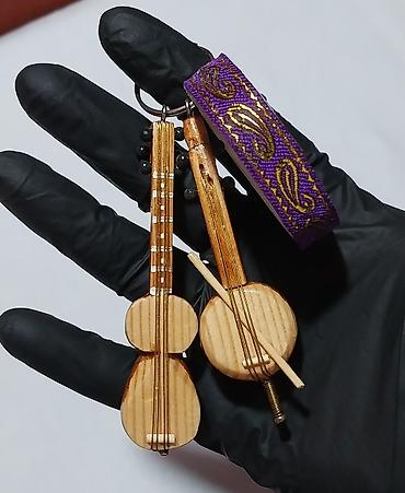 Breloklar: Musiqi alətlərindən ibarət brelok satılır, əl işidir, ağac — 2