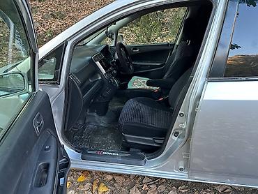 разбитые авто: Honda Stream: 2002 г., 1.7 л, Вариатор, Бензин, Универсал — 5