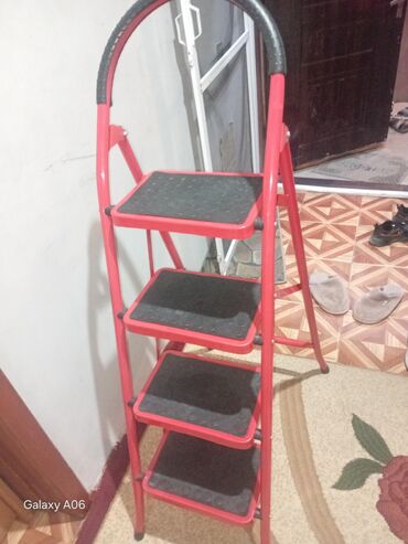 Nərdivanlar: Qırmızı rəngdə qatlanan 4 pilləli ev nərdivanı.Sifariş götürülür — 4