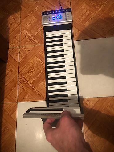Musiqi alətləri: Piano 
1 dene knopka iwlemir
Hem batareya hem adapter — 3